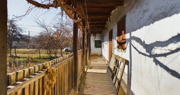Casă rustică de vânzare în Tauț