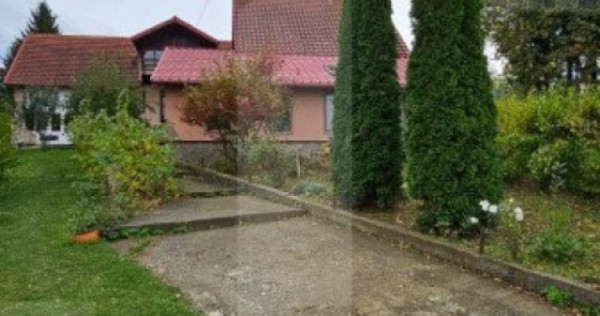 Casa cu 3 corpuri de vanzare, 6 camere, 400 mp + teren 2800