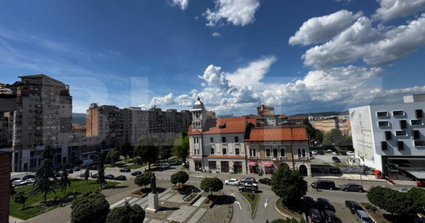 Apartament de inchiriat, cu 4 camere, 90 mp, zona Centru Tr