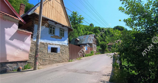 Casa traditionala din lemn cu 930 mp teren langa Sibiu