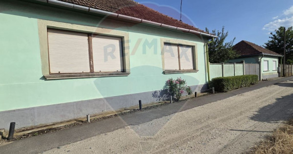 Casă cu gradina si solarii de legume