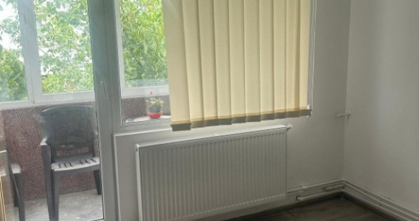 Apartament 3 camere, decomandat.Metrou Aparatori Patriei.