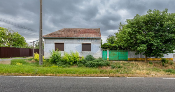 Casă cu 3 camere de v&acirc;nzare, renovată la gri, teren 21...