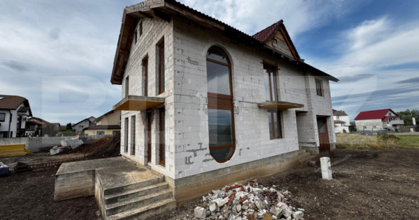 Casă cu 4 camere si garaj, zona Micesti
