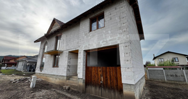 Casă cu 4 camere si garaj, zona Micesti