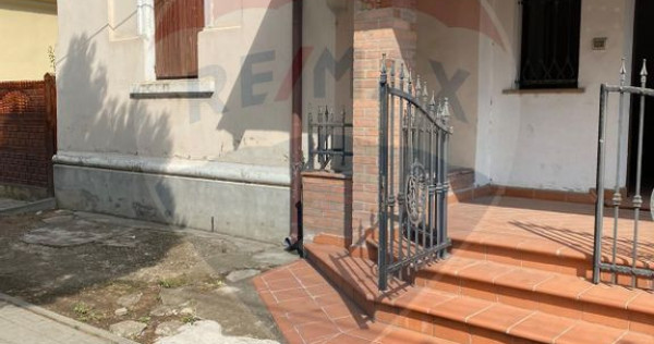 Casă / Vilă cu 5 camere de vânzare în zona Central