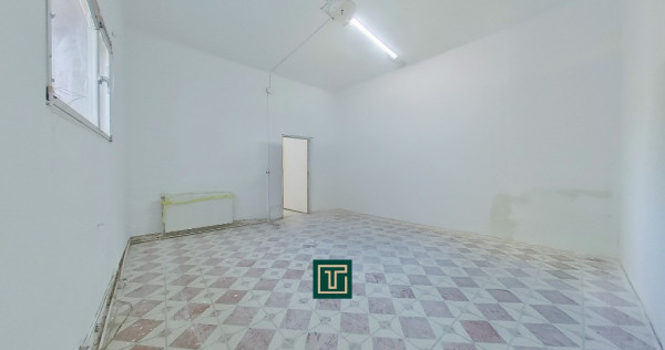 Apartament cu potential cu 2 camere la curte comuna in Centru