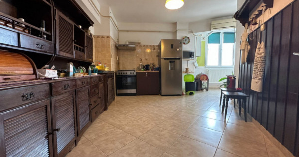 - Apartament 3 camere Calarasilor, suprafata 91mp, etaj inte