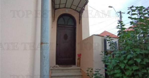 Vila cu aspect de conac in centrul Ploiestiului, ideala pent
