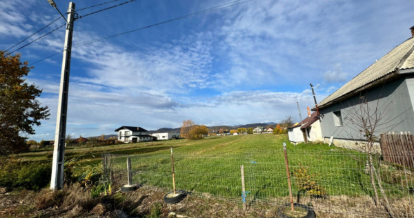 Teren pentru constructie ,20 ari,pozitie excelenta la drumul