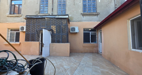 Centrul Vechi , Peninsula , 4 camere ,parter