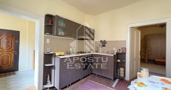 Apartament 2 camere, parter înalt, centrala proprie zona...