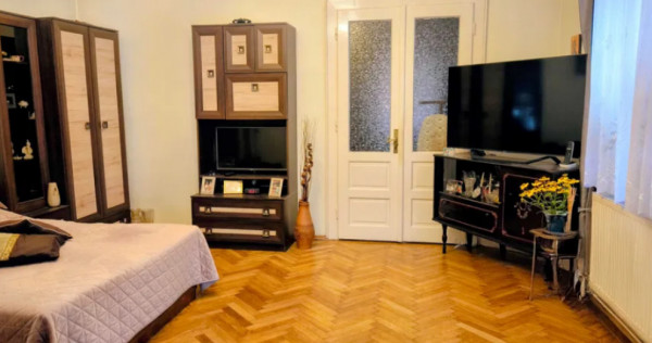 Apartament 3 camere, decomandat - zona Schei