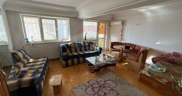 Apartament cu 4 camere de vânzare și boxă 12 mp zonă ...