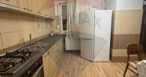 Apartament cu 3 camere de închiriat în zona Central