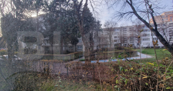 Apartament cu 3 dormitoare, 2 bai, boxa mare, parter inalt,