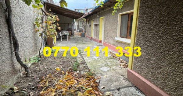 - Teren cu casa demolabila, zona Centrala.