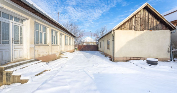 Proprietate cu două case și teren generos, cu toate uti...