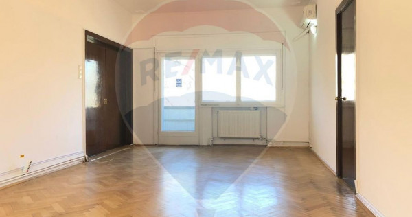Apartament cu 4 camere nemobilat in P-ta Victoriei langa ...
