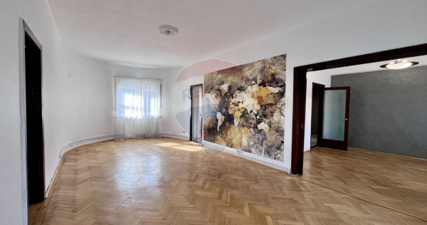 Apartament cu 4 camere nemobilat in P-ta Victoriei langa ...
