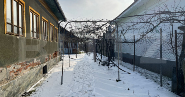 Casa batraneasca + teren 1426 mp, Malu Mare , zona Profi