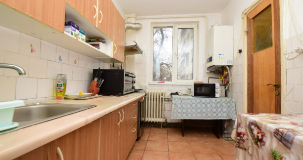 4 camere decomandat, centrală, boxă, etaj 1, 2 băi, 1 Decembrie