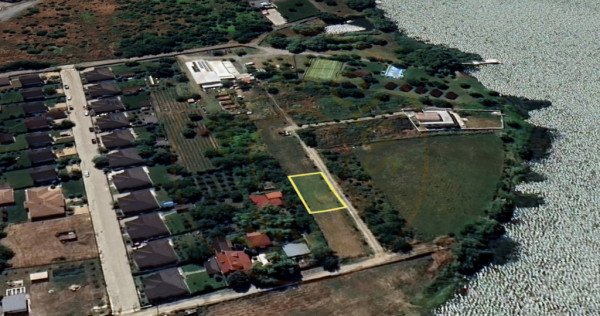 Priveliște spre lac.