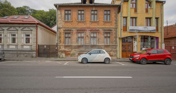 Vilă pe str Alexandru Ioan Cuza, 10 camere, S + P + E, t...