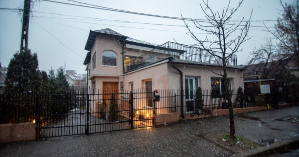 De inchiriat apartament 3 camere in vila, Strada Trivale