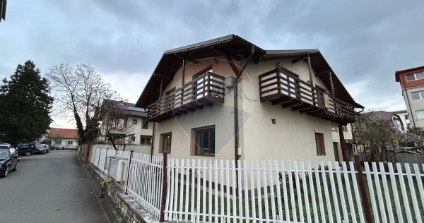 Casă / Vilă cu 5 camere de v&acirc;nzare &icirc;n zona Orasul Vechi