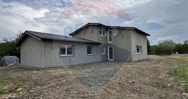 Casă / Vilă cu 6 camere de v&acirc;nzare