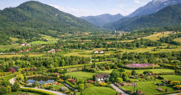 FILM! Oaza paradisiaca cu lac, vedere catre Bucegi, Glajerie
