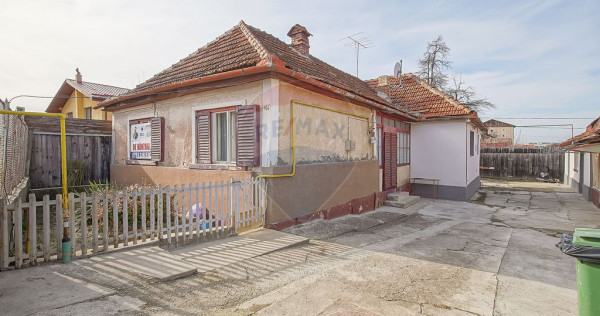 Casă cu două corpuri+teren 230 mp De Vanzare, Strada Ca...