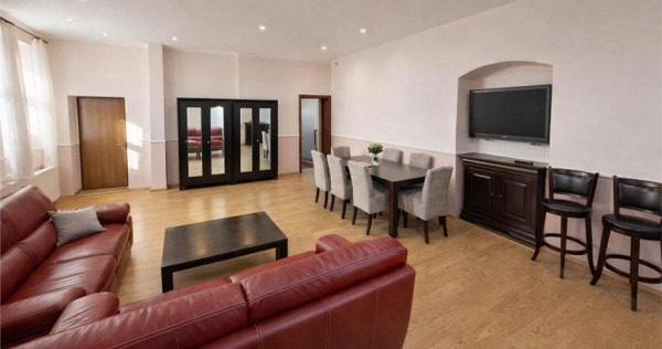 Rezidenta 4 camere,in farmec istoric, vedere Tampa,cu beci s