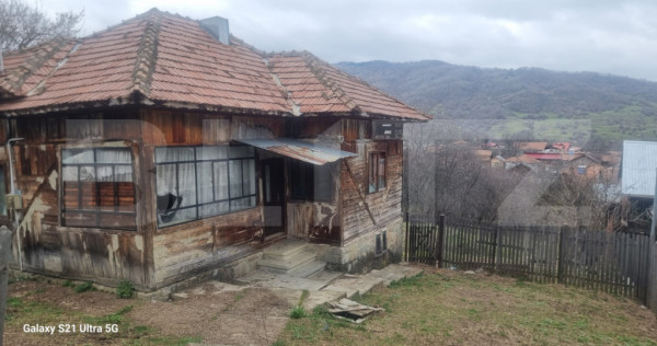 TEREN INTRAVILAN cu costructie pe teren La 2 km de Manastire