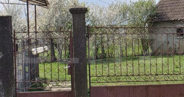 Casa de vanzare cu 2 camere,80 mp,zona sat Ambud comuna Paul