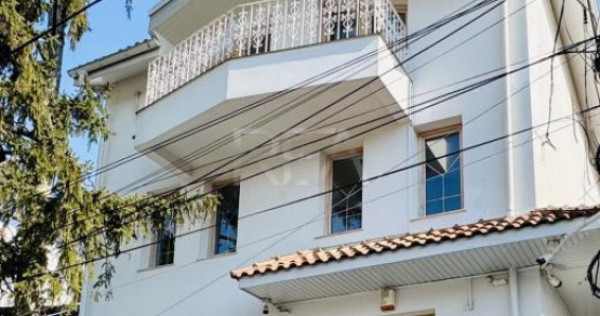 Vila reprezentativa vis a vis de Piata Floreasca, garaj, cur