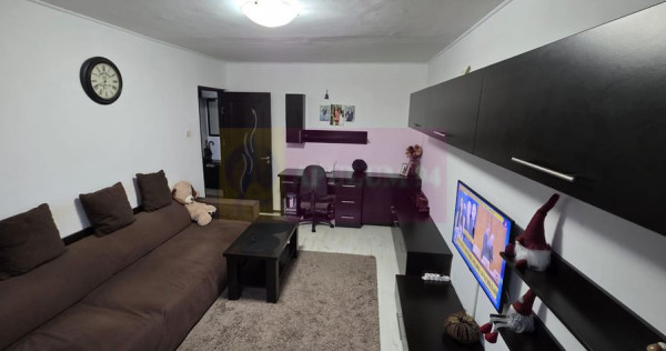 Apartament cu 2 camere de v&acirc;nzare &icirc;n C&acirc;mpina, zonă Ce...