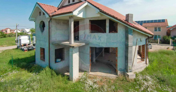 Vilă la roșu, tencuită, 5 camere, 240 mp util, S&acirc;nmar...