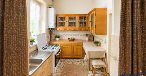 Casa cu spatiu comercial, 1.000mp teren anexe, areal Central