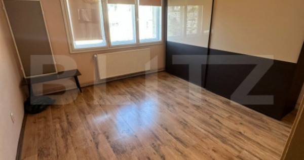 Apartament 4 camere, decomandat, etaj intermediar, parcare,