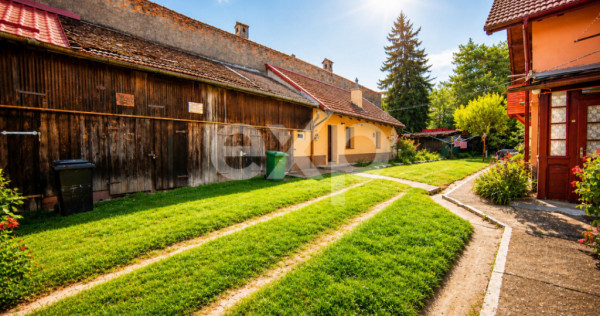 Corp de casă renovat, curte comună &ndash; Str. Lungă, Brașo