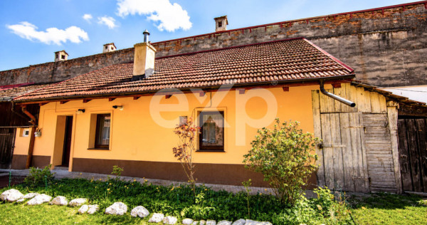 Corp de casă renovat, curte comună &ndash; Str. Lungă, Brașo