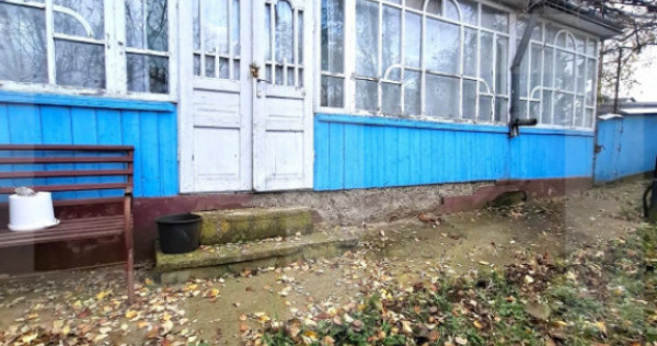 De v&acirc;nzare casă bătr&acirc;nească &ndash; sat V&acirc;nători, comuna