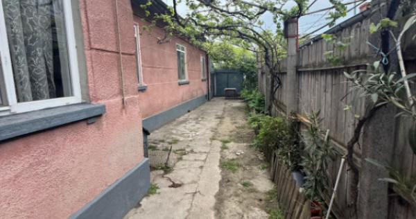 Casă bătr&acirc;nească &ndash; teren 339 mp, zona C&acirc;mpia Islaz