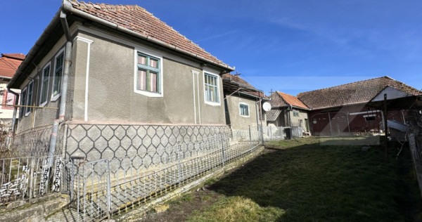 Casa la tara, 4000 mp teren, utilitati, acces A10, sat Dumbr