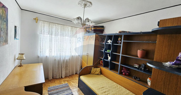Apartament cu 4 camere de v&acirc;nzare &icirc;n zona Maratei