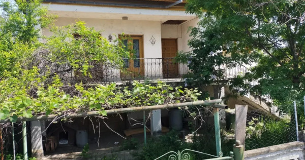 Casa de renovat si teren de vanzare inclusiv piscina Domnesti