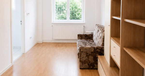 Racadau - Garsoniera spatioasa in bloc de apartamente!