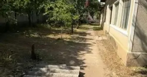 Casa batraneasca la strada principala str. Dunării Tiganesti